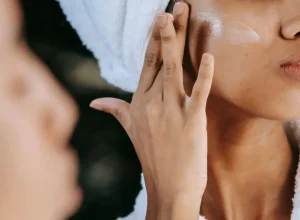 Cuidados com a pele após os 40: o que há de real em receitas caseiras para rugas