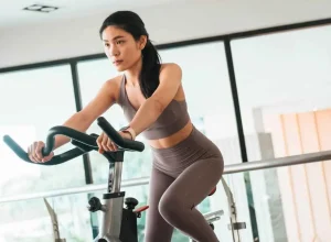 Cuidados na academia: 3 produtos essenciais para proteger pele e cabelos do suor