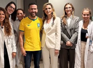 Deputado federal André Janones recebe alta hospitalar em São Paulo