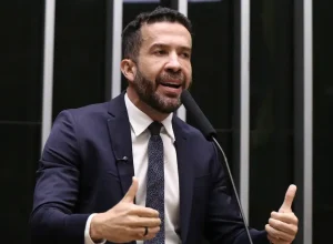 Deputado federal André Janones vai para UTI em São Paulo após crise de arritmia