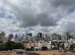 Divinópolis e região enfrentam semana de instabilidade com chuvas e céu encoberto