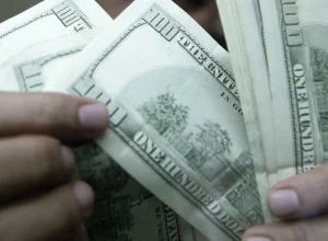 Dólar avança para R$ 5,17 sob pressão de cenário eleitoral e instabilidade externa