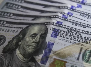 Dólar recua para R$ 5,01 com exterior e cenário eleitoral no Brasil