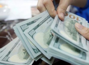 Dólar sobe 1,15% e fecha a R$ 5,09 em pregão marcado por cautela dos investidores