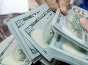 Dólar volta a superar a marca de R$ 5 em dia de ajuste na bolsa brasileira