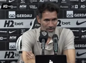 Eduardo Domínguez defende Alan Minda após investimento milionário no Atlético-mg