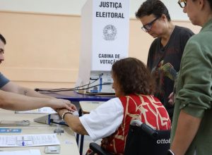Eleitores com 70 anos ou mais aumentam participação nas urnas e marcam recorde no primeiro turno de 2026