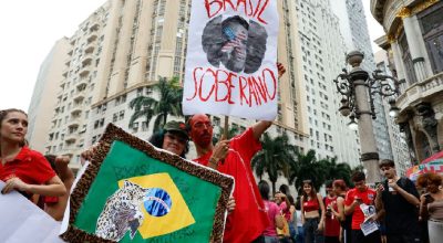 Estudantes ocupam centro do Rio em ato pró-Lula na reta final da disputa presidencial