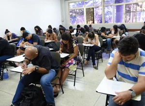 Exame de proficiência em língua portuguesa para estrangeiros inicia aplicação
