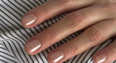 Glass nails: a tendência de unhas translúcidas que resgata o estilo dos anos 2000