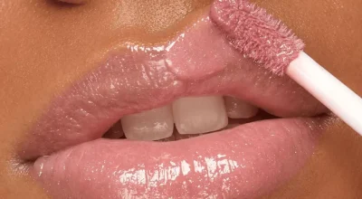 Gloss com ácido hialurônico viraliza ao prometer efeito de preenchimento labial instantâneo