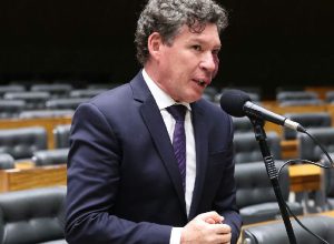 Hugo Motta nomeia Reginaldo Lopes para presidir comissão da taxa das blusinhas