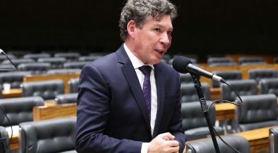 Hugo Motta nomeia Reginaldo Lopes para presidir comissão da taxa das blusinhas