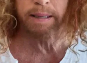 Humorista Carrot Top é hospitalizado após tentativa de suicídio em Las Vegas