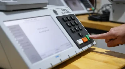 Justiça Eleitoral amplia acessibilidade com transporte gratuito e urnas adaptadas