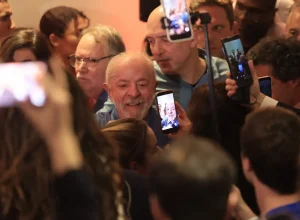 Lula agradece votos e aponta desafio contra interferência digital externa
