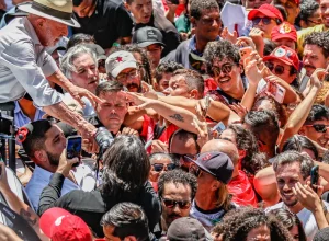 Lula critica oposição e reforça apoio ao fim da escala 6x1 em ato no Distrito Federal