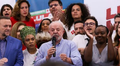 Lula desafia Flávio Bolsonaro a apoiar o fim da escala 6x1 na reta final da campanha