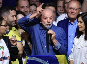Lula promete nova gestão focada em tecnologia, saúde e educação no Brasil