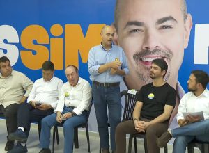 Mateus Simões detalha planos para saúde e educação em encontro com prefeitos
