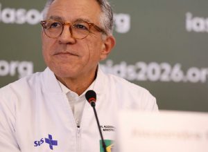 Ministro Alexandre Padilha aciona Justiça contra revista Veja por fake news
