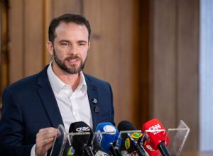 Ministro da fazenda garante manutenção de superávit no orçamento para 2027