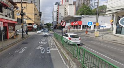Motorista colide caminhonete contra mureta na avenida Itamar Franco em Juiz de Fora