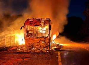 Polícia apura incêndio em ônibus envolvido em atropelamento fatal na Br-265
