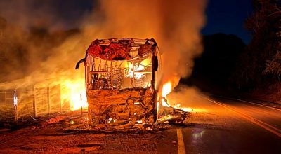 Polícia apura incêndio em ônibus envolvido em atropelamento fatal na Br-265