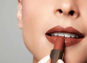 Primavera pede renovação: 5 tons de batom que iluminam o rosto e rejuvenescem o visual