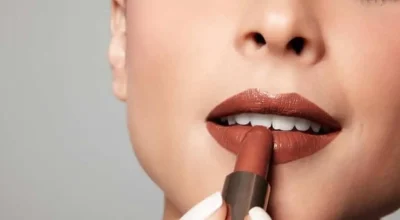 Primavera pede renovação: 5 tons de batom que iluminam o rosto e rejuvenescem o visual