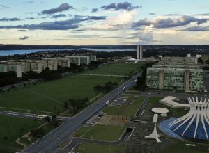Propostas econômicas de Lula e Flávio Bolsonaro revelam visões opostas para o país