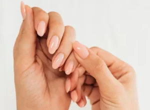 Receita caseira com dois ingredientes promete fortalecer unhas e evitar quebras