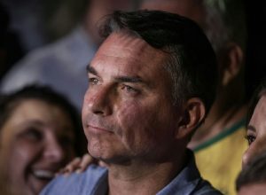 Sabatina presidencial expõe contradições de Flávio sobre economia e atos golpistas