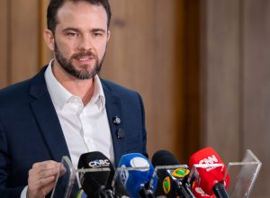 Salário mínimo deve subir para R$ 1.741 em 2027 com ganho real