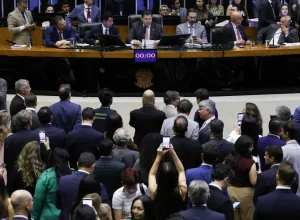 Senado define data para votação da PEC que propõe o fim da escala 6x1