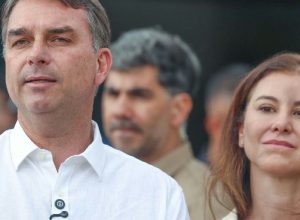 Senador Flávio Bolsonaro vai à missa na Catedral após STF liberar visitas ao pai em prisão domiciliar