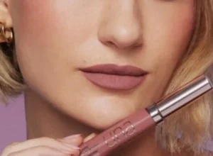 Tendências de maquiagem trazem cores de batom para rejuvenescer os lábios