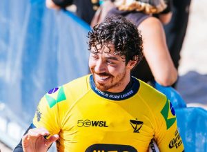 Trio brasileiro avança às quartas de final na etapa de Peniche do circuito mundial de surfe