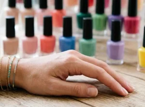 Unhas curtas: quatro cores de esmalte que valorizam as mãos
