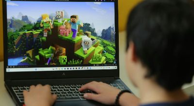 Uso excessivo de telas faz crianças piscarem menos e aumenta casos de olho seco