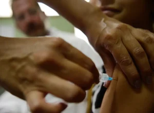 Vacina contra HPV reduz em quase 78% consultas no SUS por lesões pré-cancerígenas